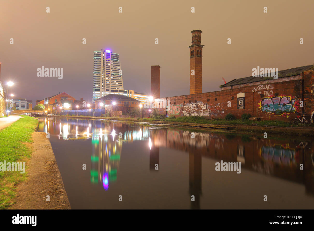 Réflexions tour sur le canal à Leeds.avec Bridgewater Place Tour gratte-ciel & Travaux Publics Banque D'Images