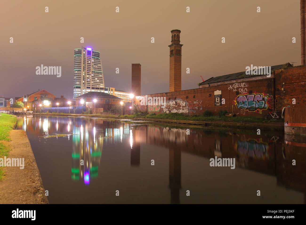 Réflexions tour sur le canal à Leeds.avec Bridgewater Place Tour gratte-ciel & Travaux Publics Banque D'Images