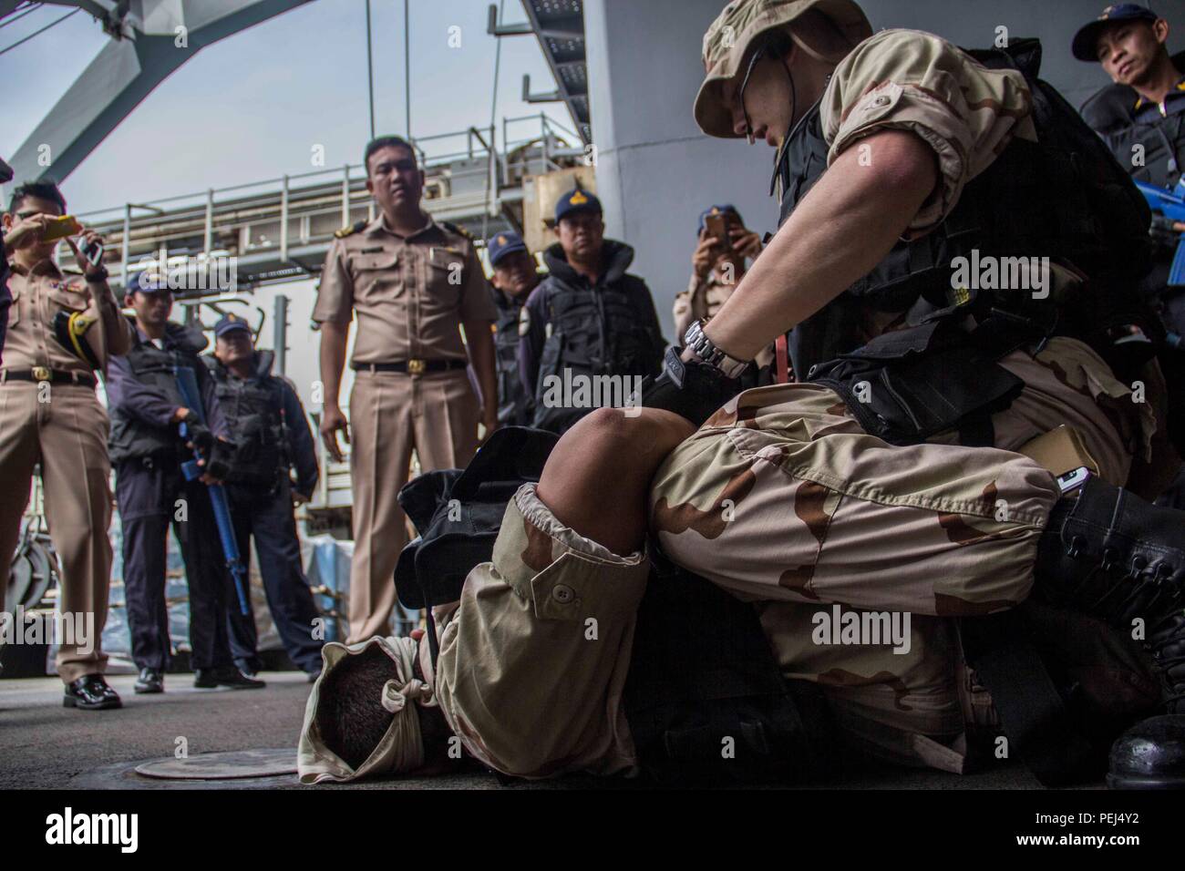 150828-N-QZ581-349 SATTAHIP, Thaïlande (16 août 2000 28, 2015) - L'Ens. Joseph Tripodo, affecté à l'amphibious landing ship dock USS Germantown (LSD 42), démontre les manœuvres de retrait lors d'une visite, un conseil, une perquisition et saisie (VBSS) échange de compétences avec la Marine royale thaïlandaise a tenu à l'appui de la coopération de l'état de préparation et de formation à flot (CARAT) de Thaïlande. Dans sa 21e année, CARAT est une série annuelle, exercice bilatéral avec la Marine américaine, Corps des Marines des États-Unis et les forces armées de neuf pays partenaires y compris le Bangladesh, Brunei, Cambodge, Indonésie, Malaisie, Philippines, Singapour, Thaïlande et Tim Banque D'Images