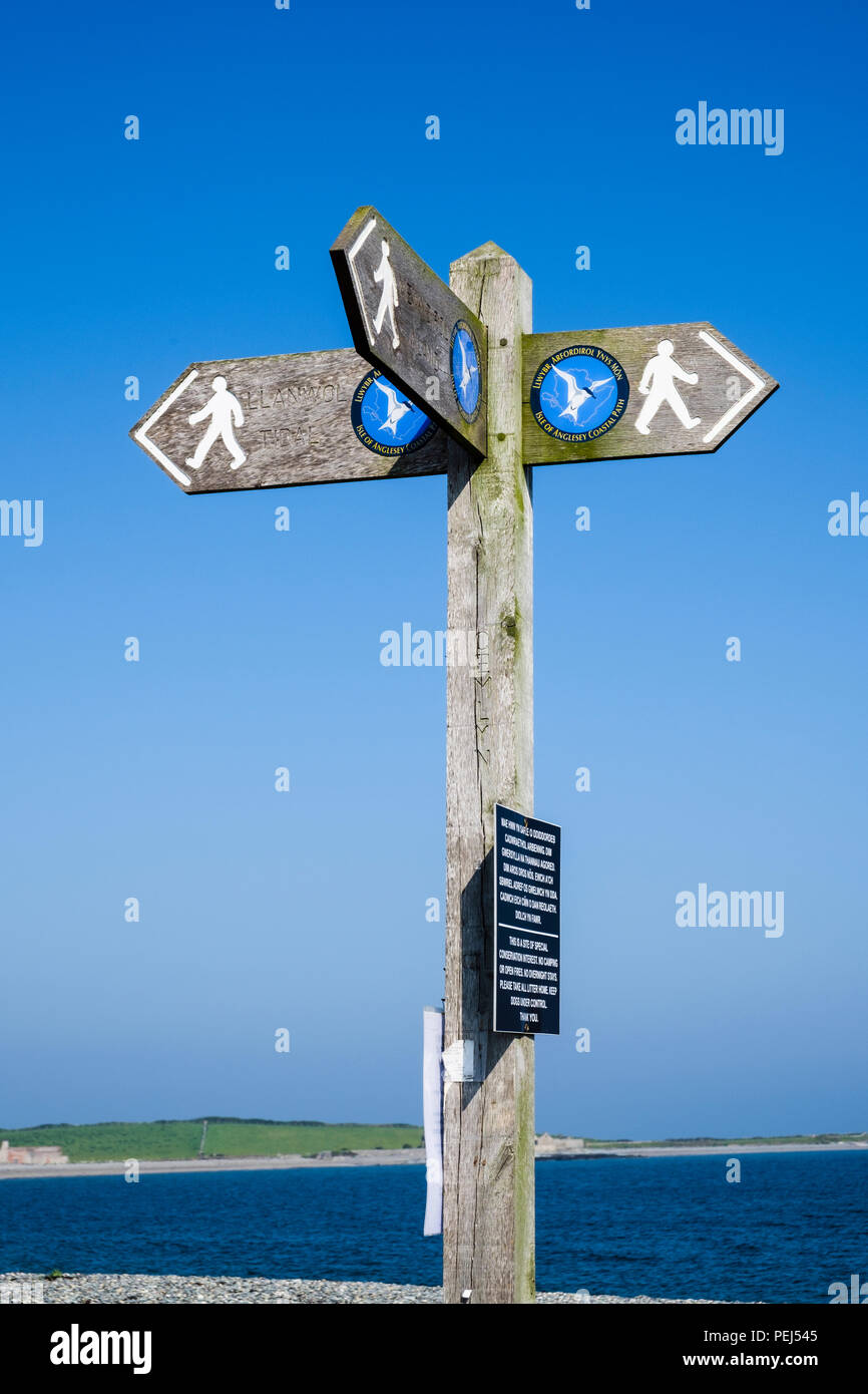 Anglesey Sentier des panneau en bois vers trois directions en Cemlyn Bay, Cemaes, Ile d'Anglesey, au Pays de Galles, Royaume-Uni, Angleterre Banque D'Images