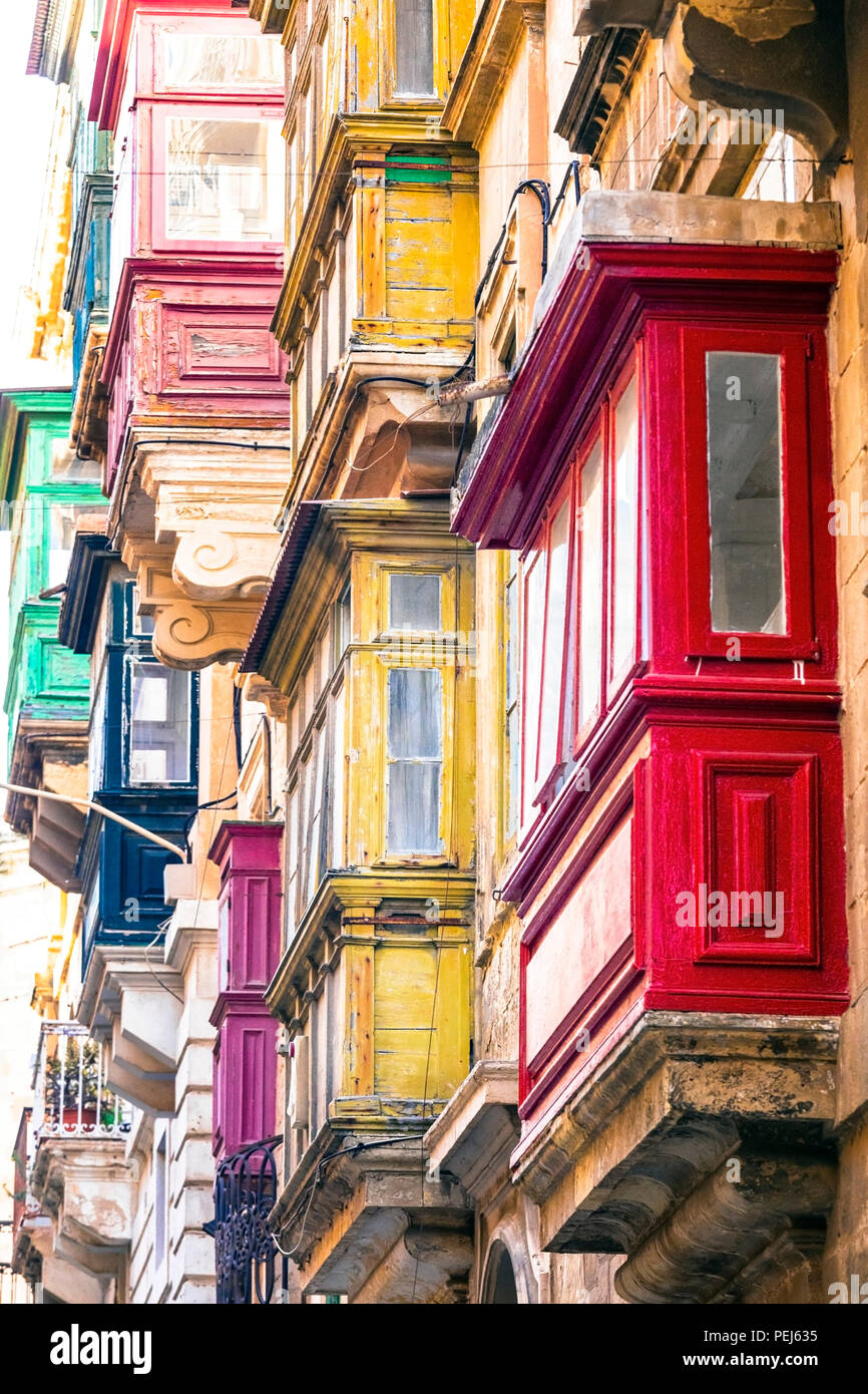 Balcon colorés traditionnels à La Valette ville,Malte. Banque D'Images