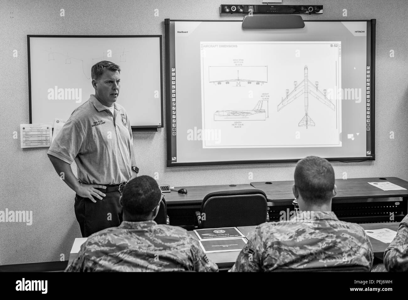 Paul Klug, 5e Escadron de génie civil sous-chef des pompiers pompiers rappelle à propos de la sécurité impliqués avec le B-52H Stratofortress avant un entraînement physique à Minot Air Force Base, N.D., le 28 août 2015. Le but de l'exercice était d'évaluer la capacité des pompiers à travailler en équipe pour arrêter l'appareil, éteindre un incendie moteur simulée et l'évacuer et traiter les deux victimes. (U.S. Air Force photo/ Navigant de première classe J. T. Armstrong) Banque D'Images