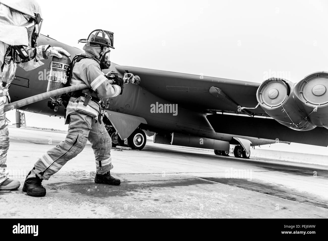 Les pompiers du 5e Escadron de génie civil simuler un incendie moteur d'extinction lors d'un exercice d'entraînement à Minot Air Force Base, N.D., le 28 août 2015. L'exercice a duré environ une heure et vérifié la capacité de 15 membres de la 5e ces pompiers pour travailler en équipe. (U.S. Air Force photo/ Navigant de première classe J. T. Armstrong) Banque D'Images