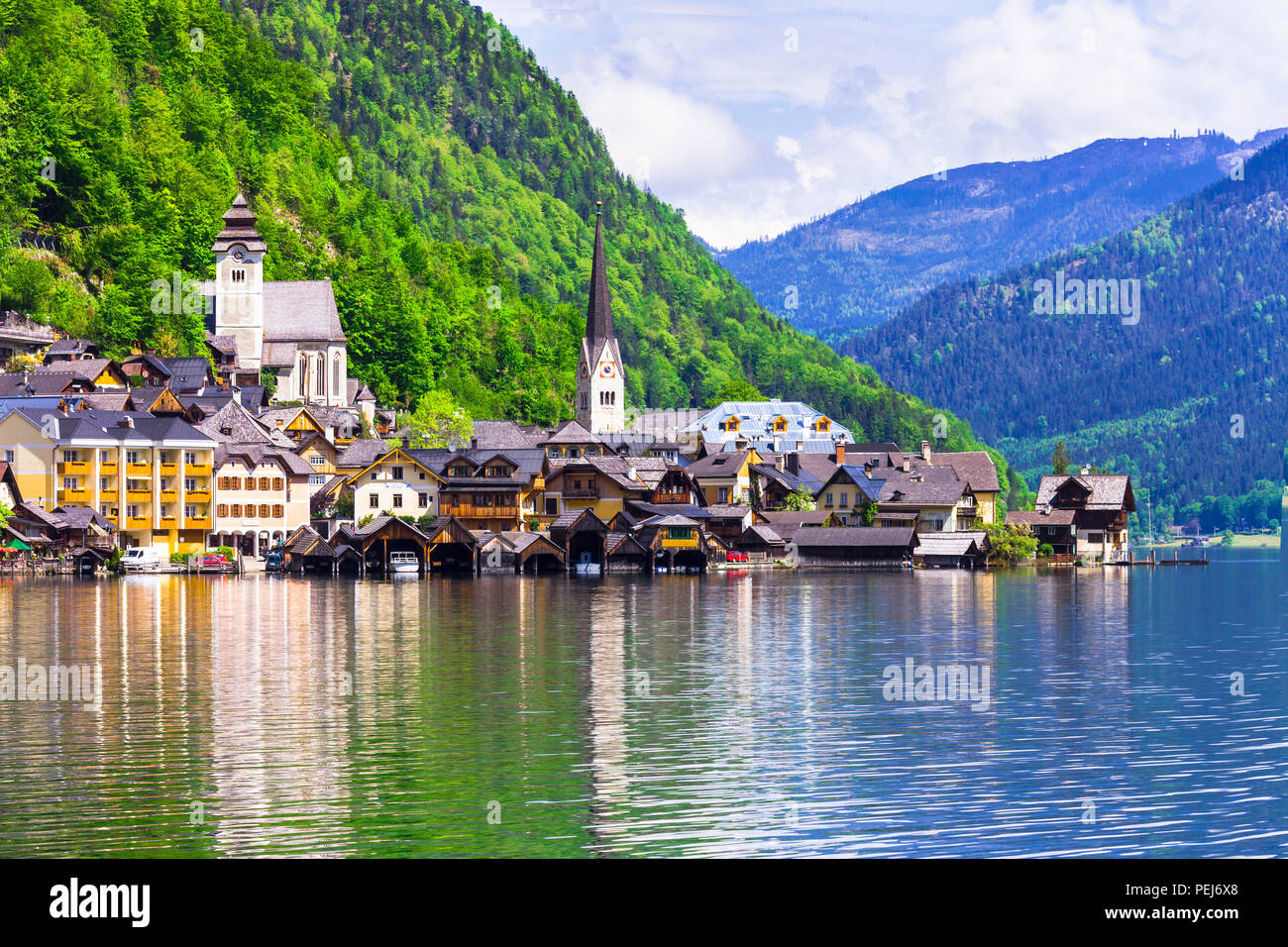 Hallstatt impressionnant village, avec vue sur lac et vieille cathédrale,Autriche. Banque D'Images