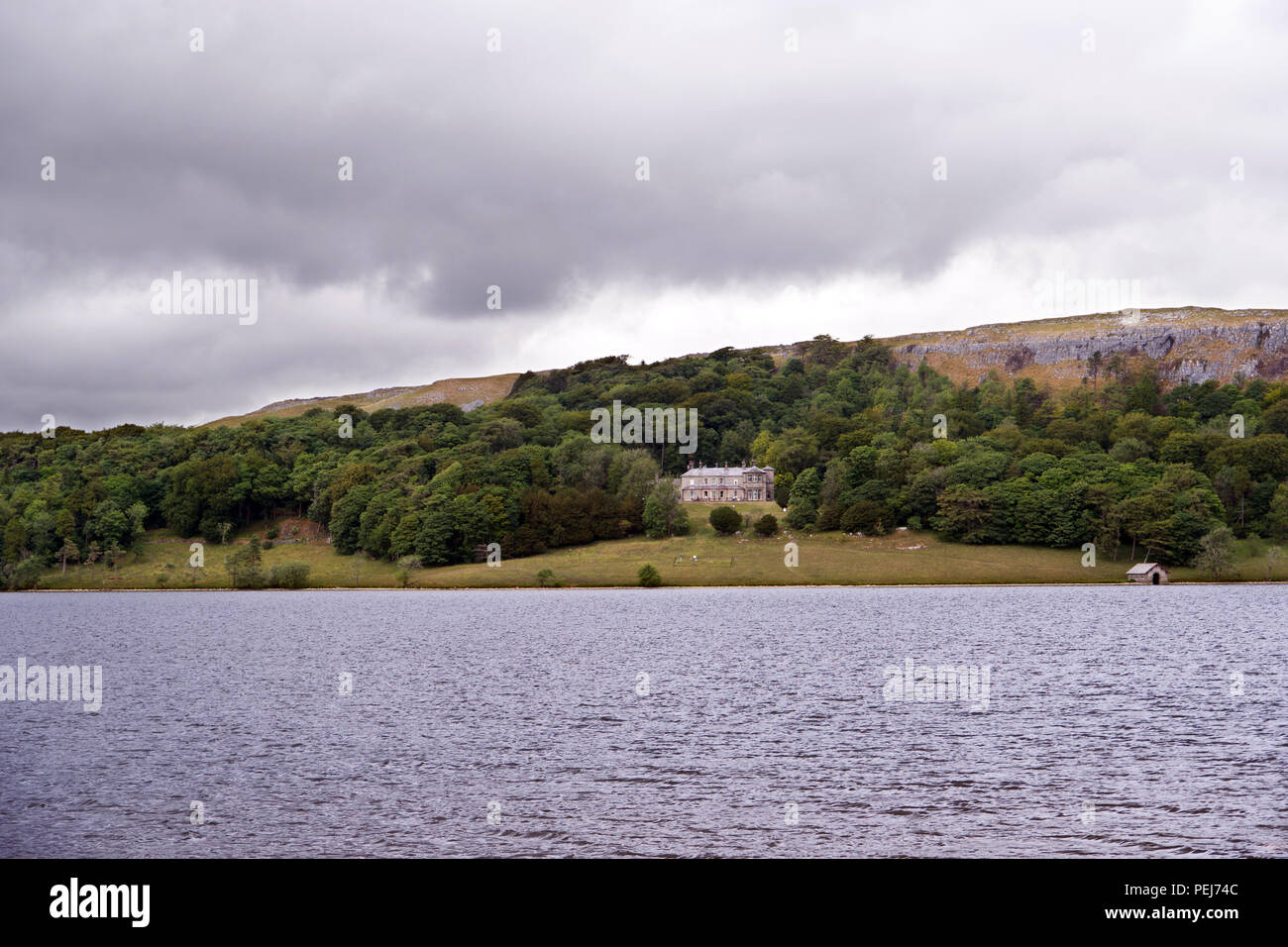 Malham Tarn est un lac glaciaire dans le Yorkshire Dales. Il est l'un des huit lacs alcalins de montagne en Europe et est de l'intérêt majeur de conservation. Banque D'Images