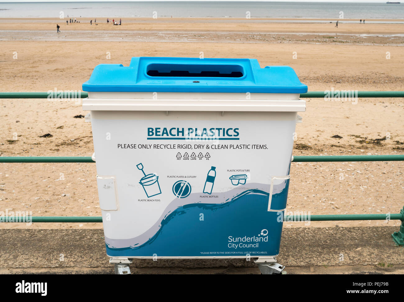 Un bac de recyclage des plastiques de plage, Seaburn, Sunderland, Angleterre, RU Banque D'Images