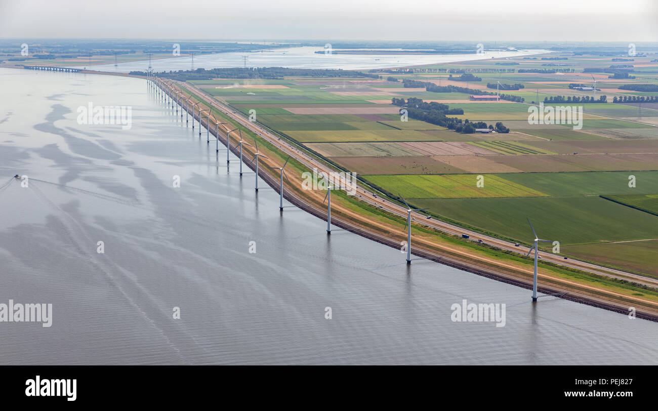 Vue aérienne des éoliennes le long de la côte de Flevoland, Pays-Bas Banque D'Images