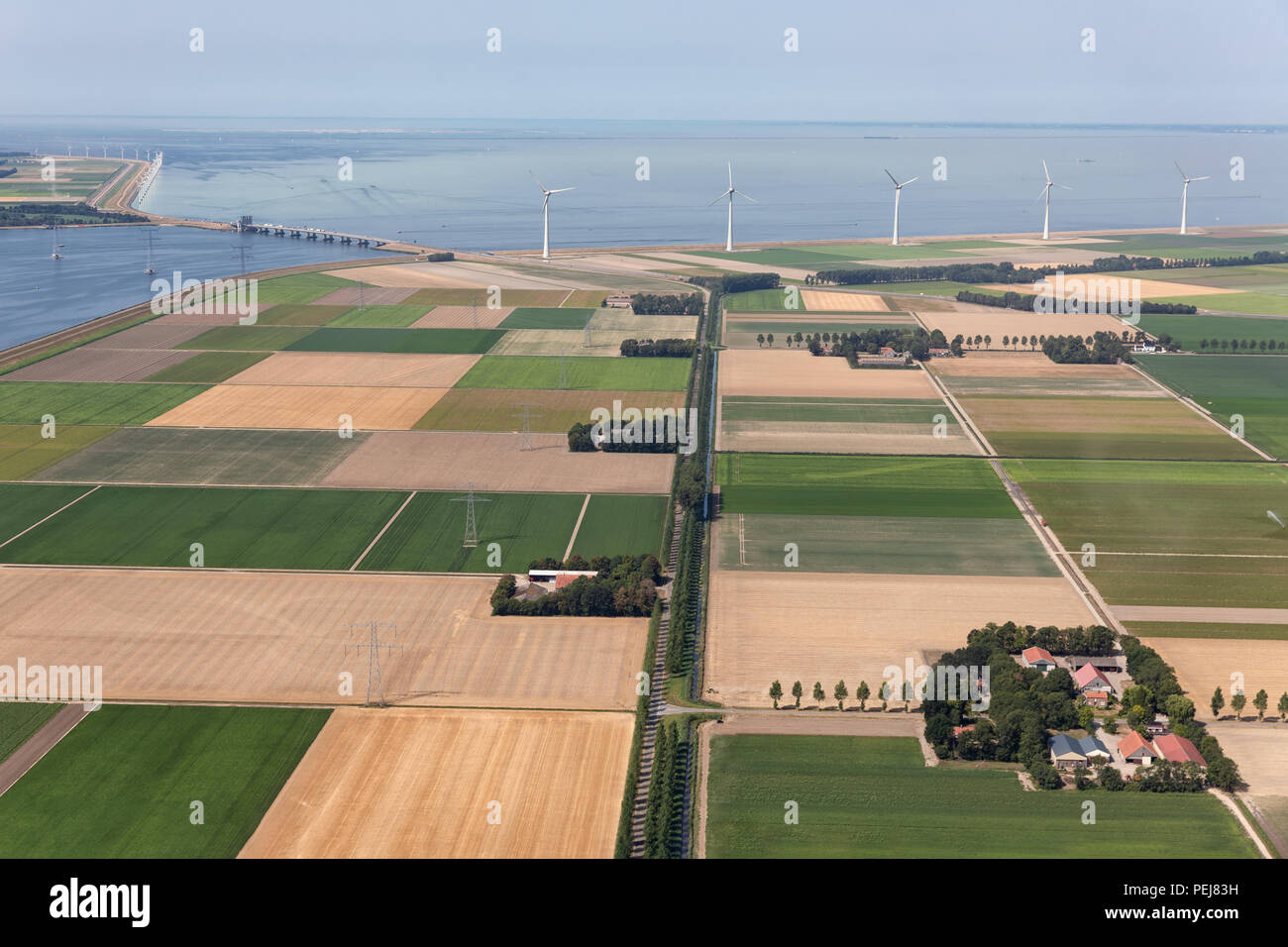 Vue aérienne du paysage agricole néerlandais aux éoliennes le long de la côte Banque D'Images