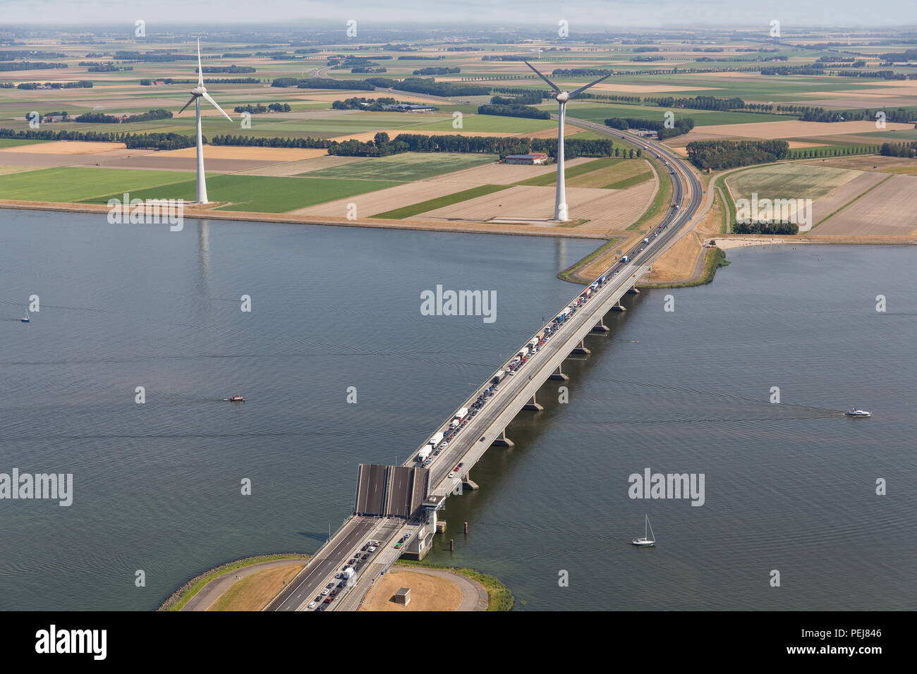 Vue aérienne paysage hollandais avec pont et éoliennes Banque D'Images