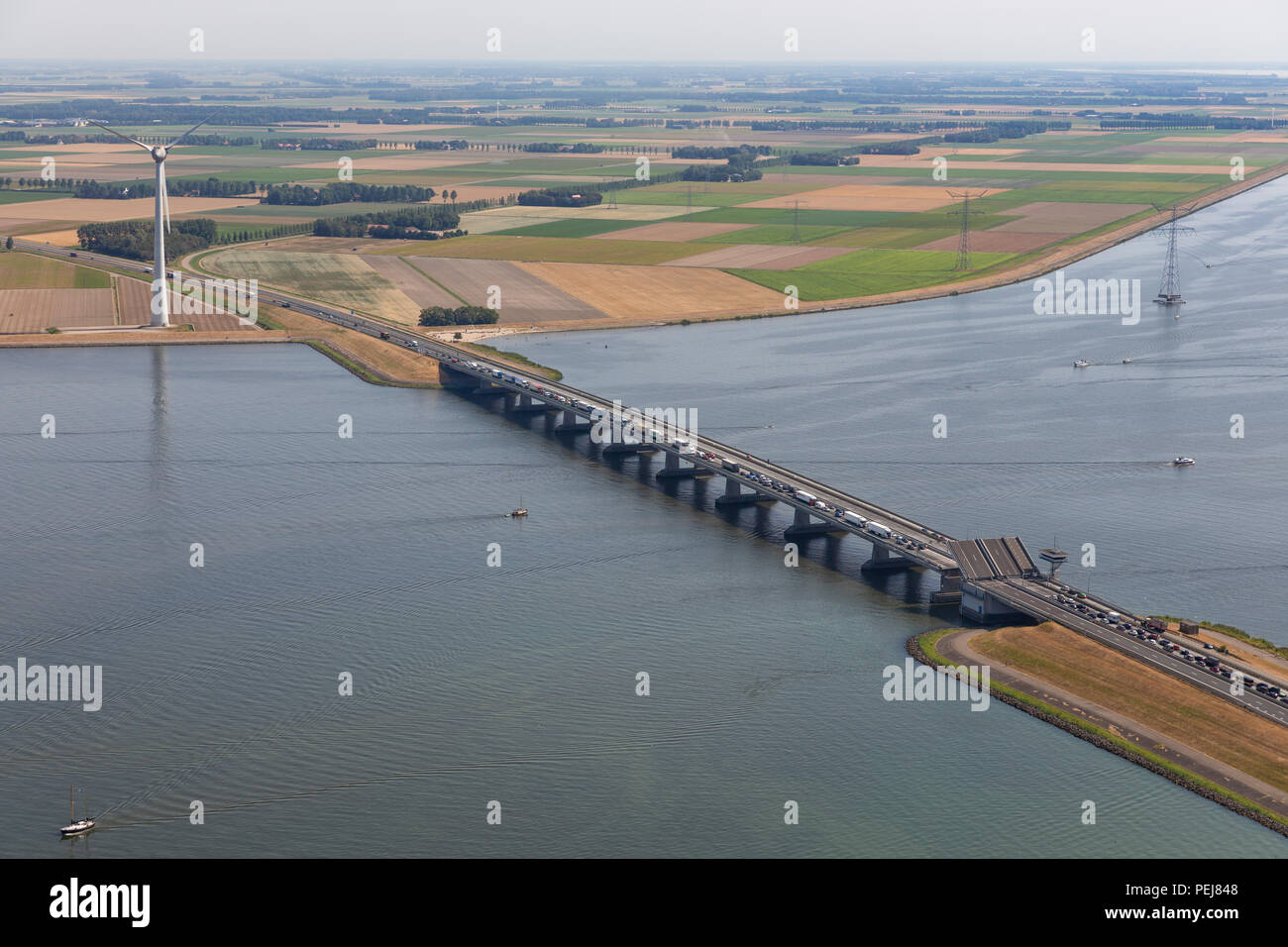 Vue aérienne paysage hollandais avec pont et éoliennes Banque D'Images