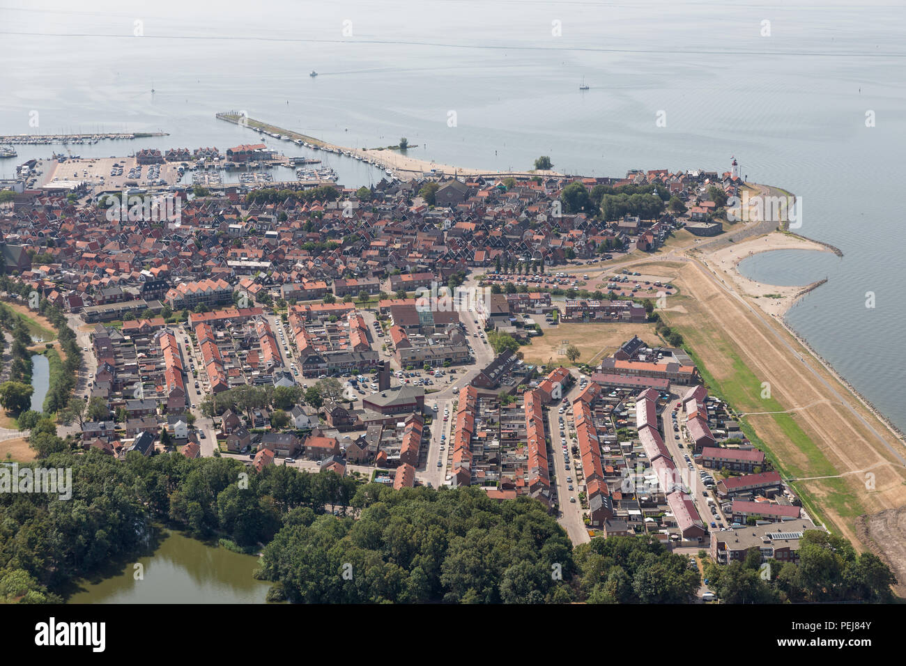 Vue aérienne Dutch village de pêcheurs avec port et zone résidentielle Banque D'Images