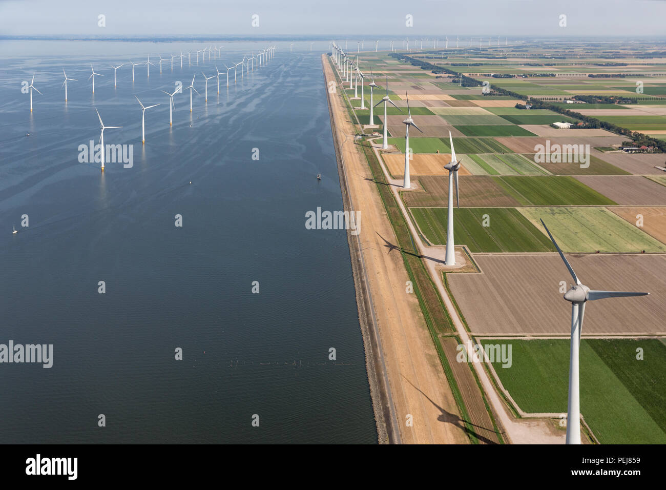 Vue aérienne paysage hollandais avec des éoliennes en mer le long de la côte Banque D'Images