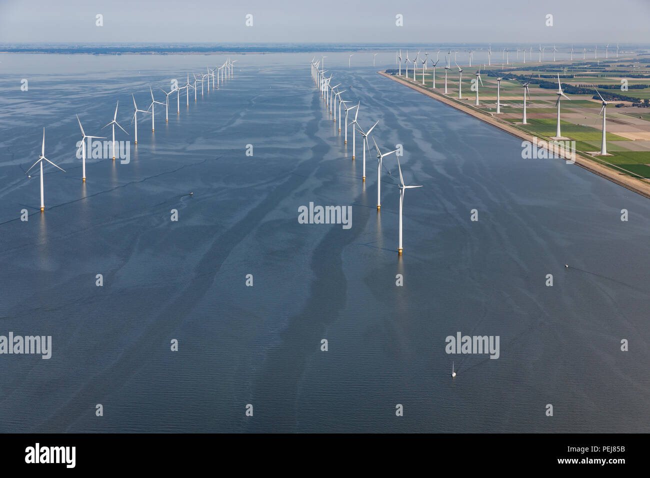 Vue aérienne de mer néerlandais avec des éoliennes en mer le long de la côte Banque D'Images
