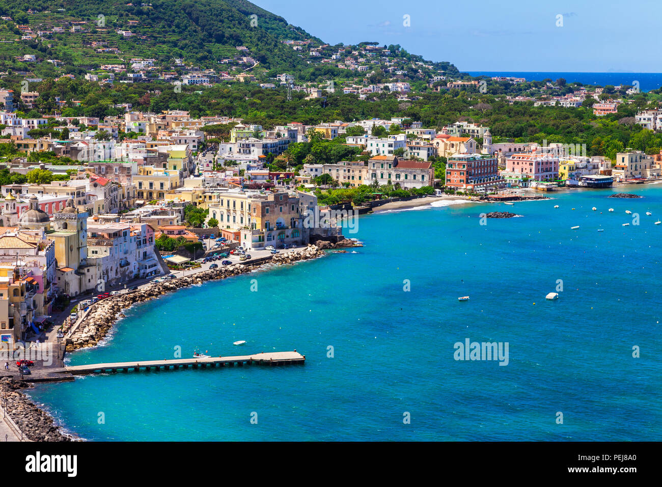 Très belle île de Ischia, avec vue sur la mer, ancien château et maisons,Italie. Banque D'Images