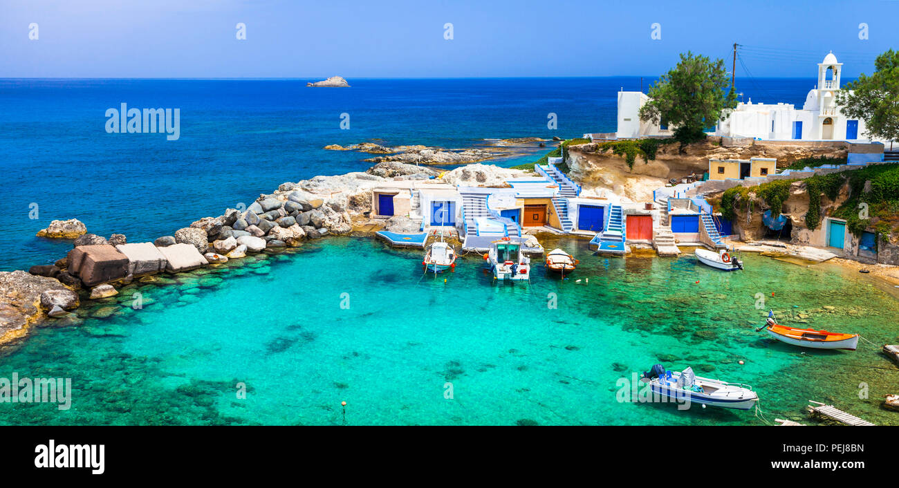 Mandrakia traditionnelle avec vue village,maisons,colrful bateaux et mer, île de Milos, Grèce. Banque D'Images