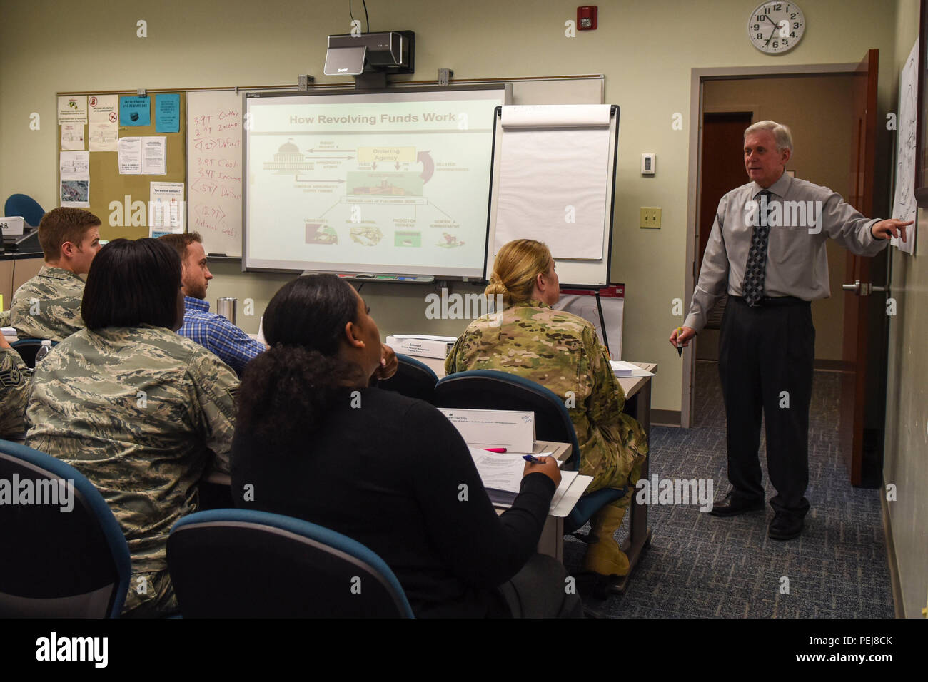 Herb Carter, Société américaine de gestion des contrôleurs militaires de gestion financière concepts instructeur, explique un concept de la Défense certifié Responsable financier Programme d'éducation, le 2 décembre 2015, à Seymour Johnson Air Force Base, la Caroline du Nord. Les cinq jours, 40 heures de cours d'élargir le savoir-faire d'aviateurs des finances à partir d'un point de vue de l'Armée de l'air à un point de vue du ministère de la Défense. (U.S. Air Force photo/Airman Shawna L. Keyes) Banque D'Images