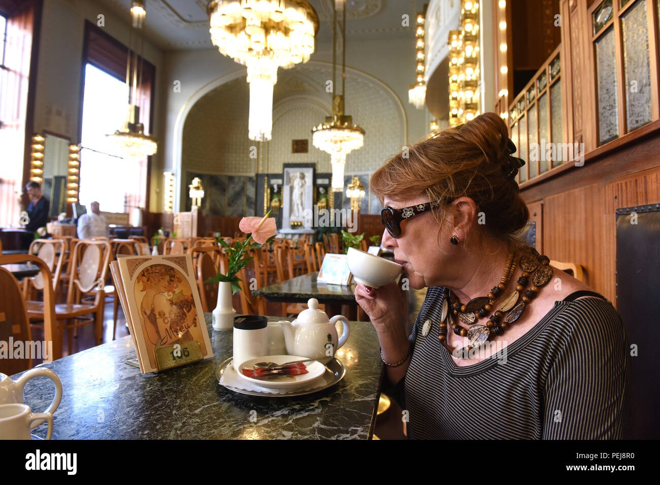Dame touriste en prenant un thé et des gâteaux à la maison municipale de Prague République Tchèque Banque D'Images