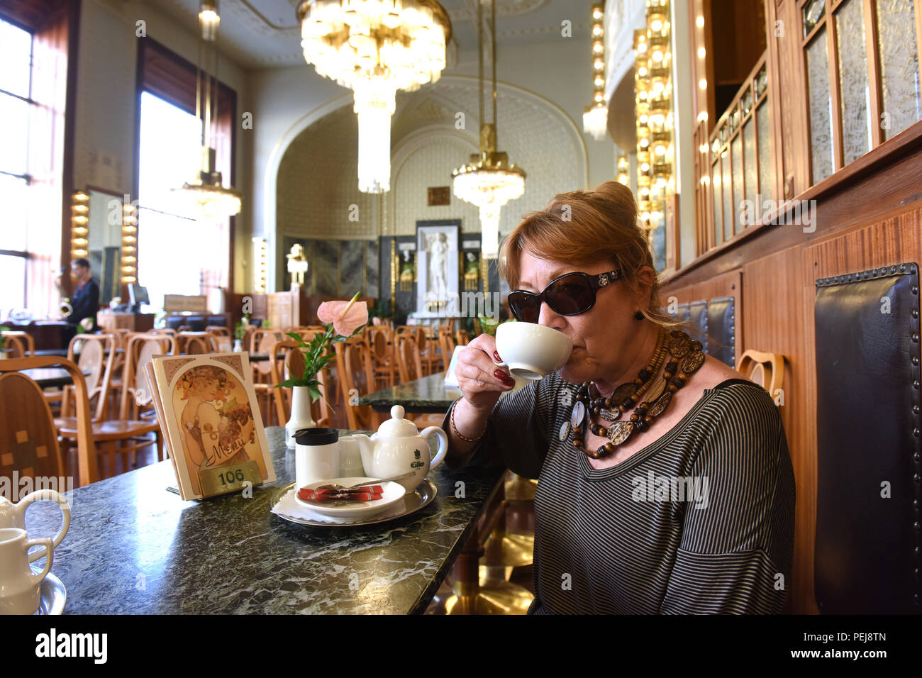 Dame touriste en prenant un thé et des gâteaux à la maison municipale de Prague République Tchèque Banque D'Images