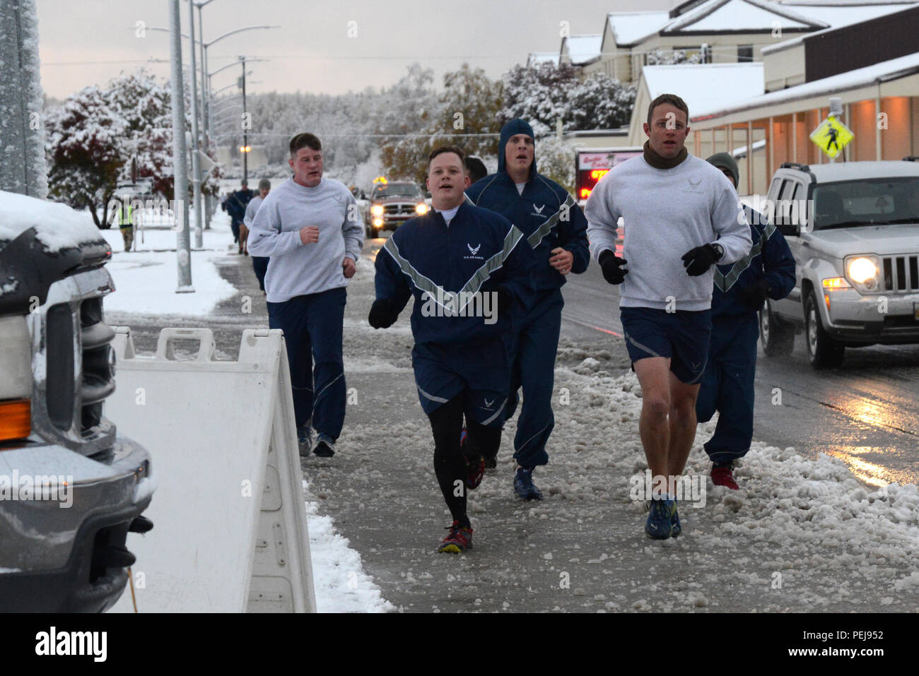 Les participants 'Run' pour être prêt au cours de la Journée nationale de la Protection civile 5K organisée par le 673e Escadron de Génie Civil Bureau de gestion des urgences sur Joint Base Elmendorf-Richardson 30 Septembre, 2015. Le 5K a obtenu le sang pompant, mais a également souligné l'importance d'être prêts à faire face aux catastrophes. Dispersés autour du cours ont été signes avec huit conseils pour catastrophes naturelles. (U.S. Air Force photo/Navigant de première classe Christopher R. Morales) Banque D'Images