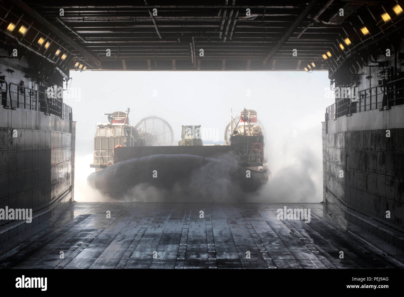 151130-N-GR361-012 GOLFE D'ADEN (nov. 30, 2015) Un landing craft air cushion (LCAC) quitte le pont du coffre du quai de transport amphibie USS Arlington (LPD 24). La zone fait partie de la groupe amphibie Kearsarge (ARG) et, avec la 26e unité expéditionnaire de Marines embarqués (MEU), est déployé à l'appui d'opérations de sécurité maritime et les efforts de coopération en matière de sécurité dans le théâtre dans la 5e flotte américaine zone d'opérations. (U.S. Photo par marine Spécialiste de la communication de masse Seaman Kaleb R. Staples/libérés) Banque D'Images