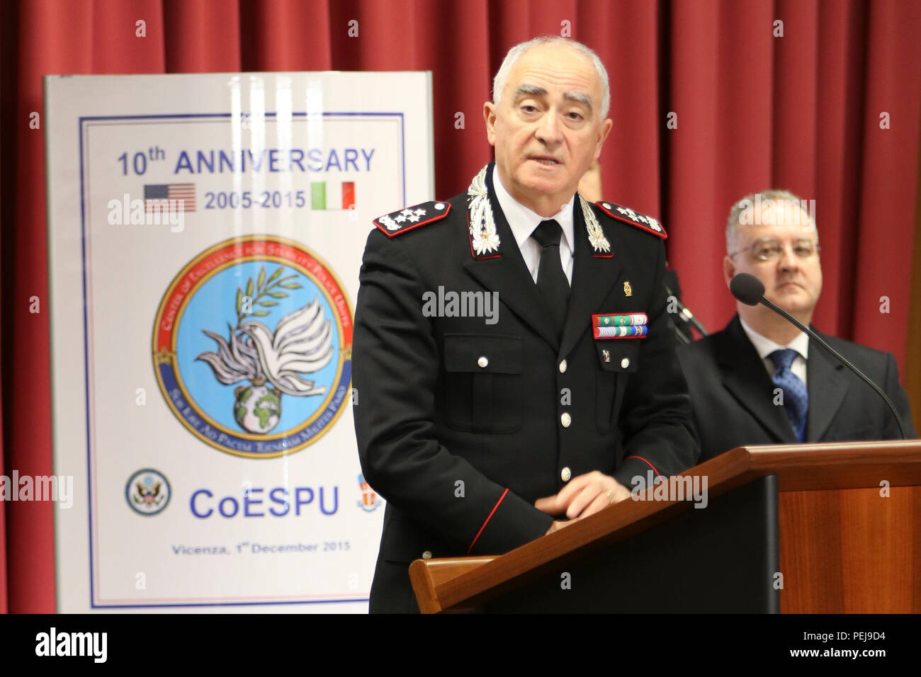 Le Général italien Tullio del Sette, commandant général des carabiniers, s'adresse aux membres de l'Afrique de l'armée américaine, les Carabinieri italiens, et plus de 18 pays au cours d'une cérémonie marquant le 10e anniversaire du Centre d'excellence pour la stabilité des unités de police, le 1 décembre, au général A. Chinotto barracks, Vicenza, Italie. Depuis la création du centre, les États-Unis ont fourni une assistance à l'appui de l entraînement au maintien de la police CoESPU. À ce jour, le centre a formé plus de 5 000 responsables et des formateurs de plus de 30 pays de cultures et d'origines diverses. (U.S. L'Afrique de l'armée photo de St Banque D'Images