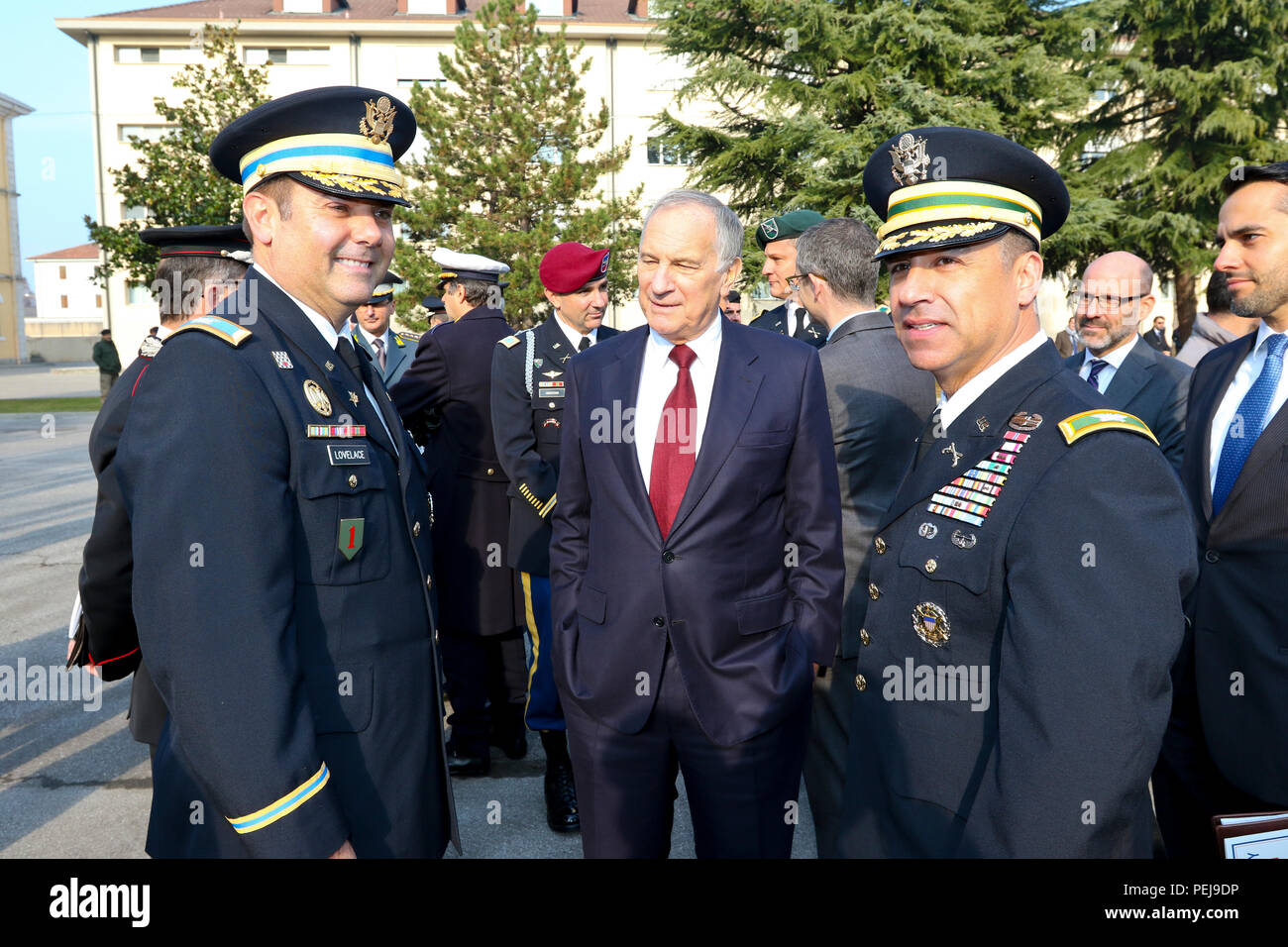 (De gauche) Le colonel Nicolas Lovelace, directeur de la coopération en matière de sécurité, l'Afrique de l'armée américaine, et le Colonel Darius Gallegos CoESPU, directeur adjoint et de liaison USARAF, parler avec l'Amb. John Phillips, l'Ambassadeur des États-Unis en Italie, lors d'une cérémonie marquant le 10e anniversaire du Centre d'excellence pour la stabilité des unités de police, le 1 décembre, au général A. Chinotto barracks, Vicenza, Italie. Depuis la création du centre, les États-Unis ont fourni une assistance à l'appui de l entraînement au maintien de la police CoESPU. À ce jour, le centre a formé plus de 5 000 responsables et des formateurs de plus de 30 géographiquement et cultur Banque D'Images