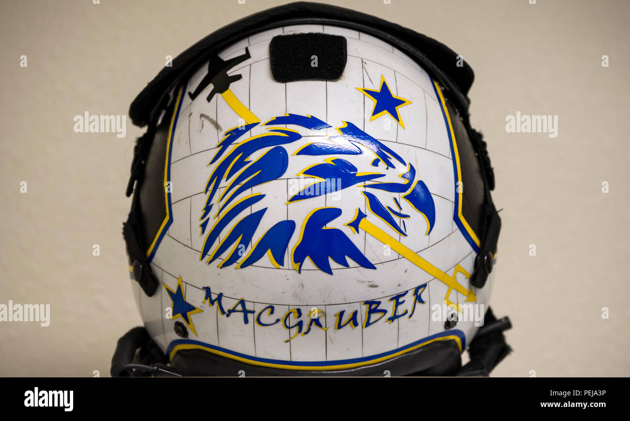 Les conceptions de l'escadron et un indicatif d'couvrir le casque du lieutenant de la Marine américaine, du Marchand Scott Strike Fighter Squadron 106 pilote instructeur, 2 décembre 2015, à Mountain Home Air Force Base, Texas. Pilotes de chasse gagnent leur indicatif d'appel de former leurs pairs comme ils passent par la formation. (U.S. Photo de l'Armée de l'air par la Haute Airman Jeremy L. Mosier/libérés) Banque D'Images