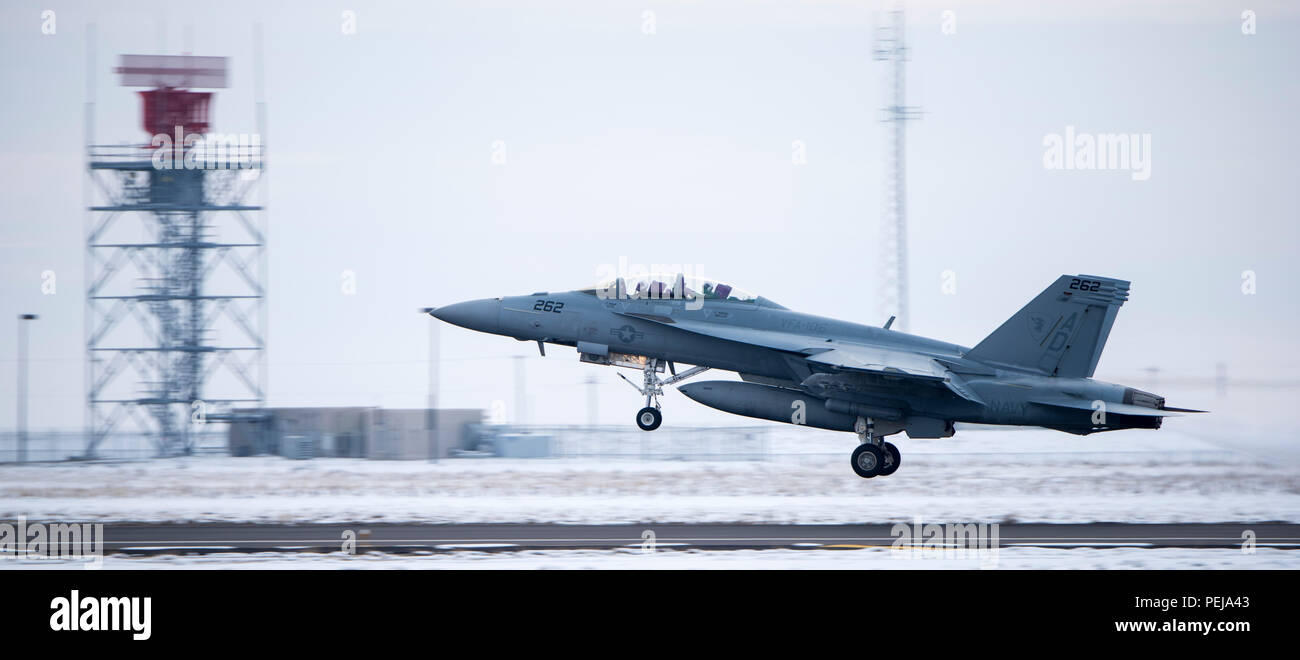 Un F/A-18 Super Hornet tourne vers le ciel, 2 décembre 2015, à Mountain Home Air Force Base, Texas. Le F/A-18 a visité la base avec Strike Fighter Squadron 106 hors de Naval Air Station Oceana, Virginie, pour profiter d'environ 7 400 milles carrés de l'espace aérien et près de 122 000 acres de terres qui composent la Butte de Juniper et Saylor Creek gammes de formation mis à jour par le 266e Escadron de gamme à Mountain Home AFB.(U.S. Photo de l'Armée de l'air par la Haute Airman Jeremy L. Mosier/libérés) Banque D'Images