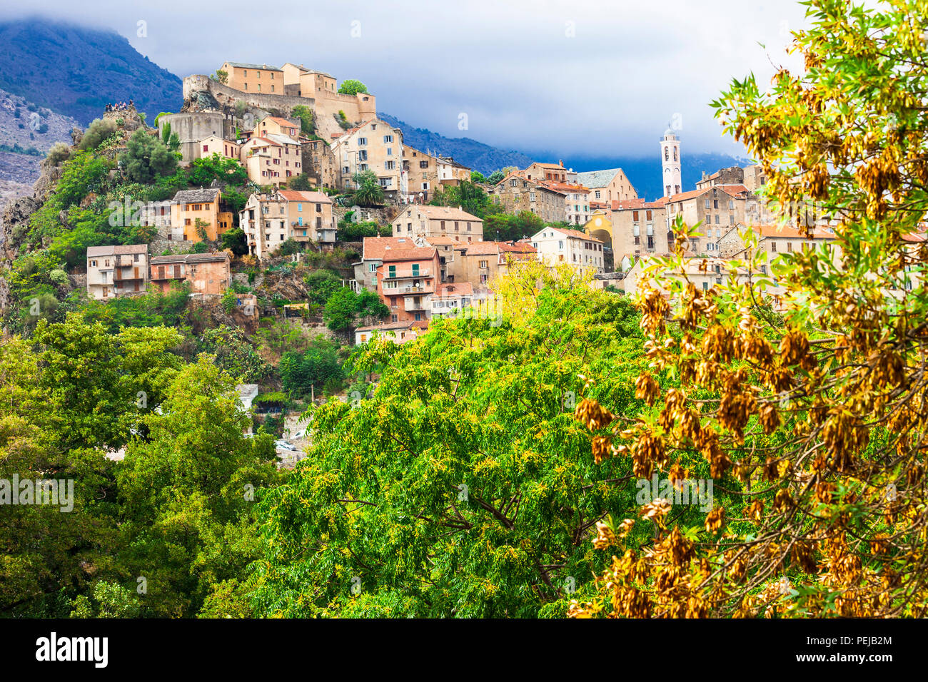 Corte impressionnant,village avec vue sur la vieille citadelle et montagnes,Corse,France. Banque D'Images
