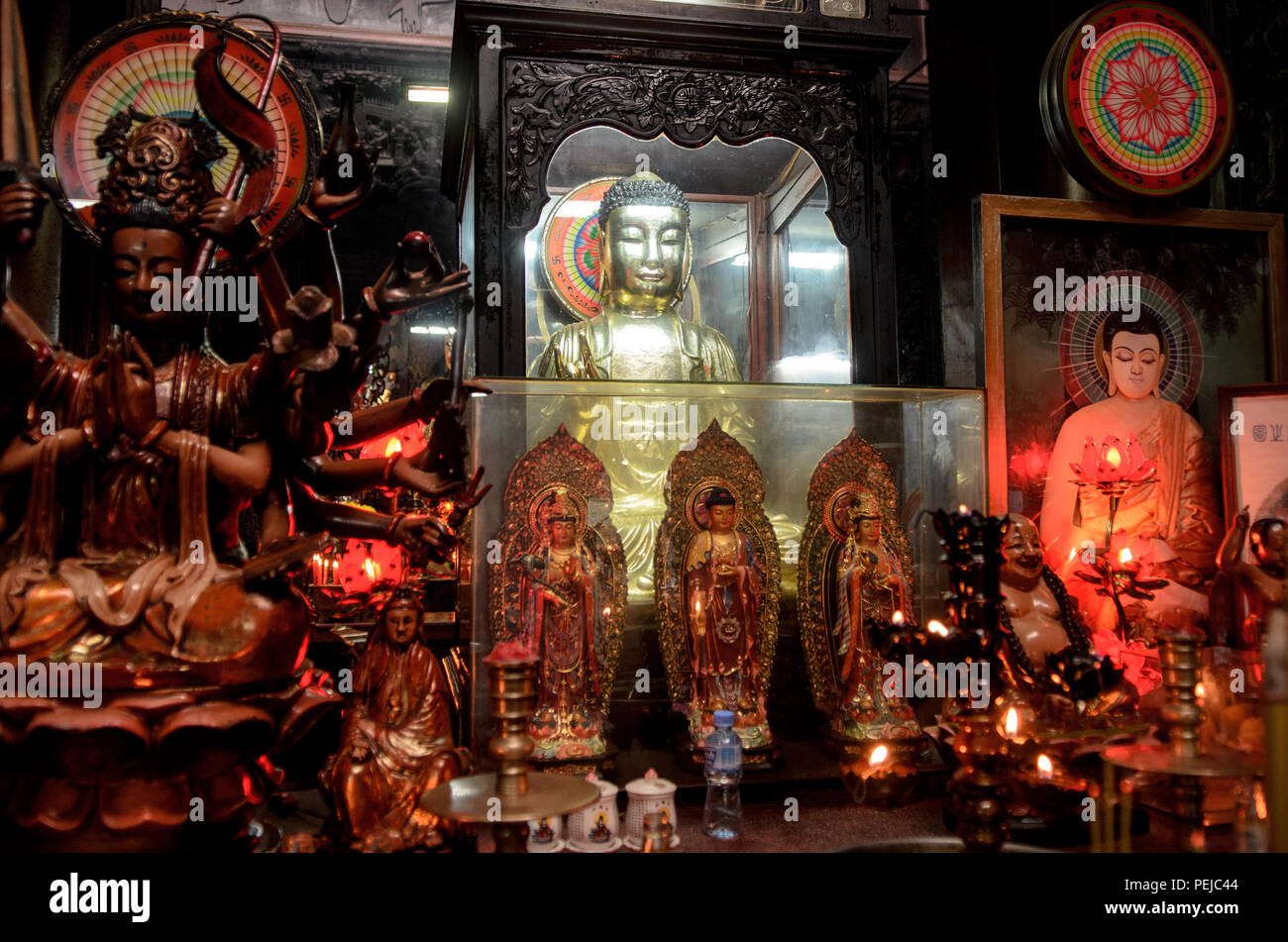 Un tableau de plusieurs statues à l'Empereur de Jade dans le Da Kao district de Ho Chi Minh Ville, Vietnam. Le temple chinois a été construit en 1909 et c Banque D'Images