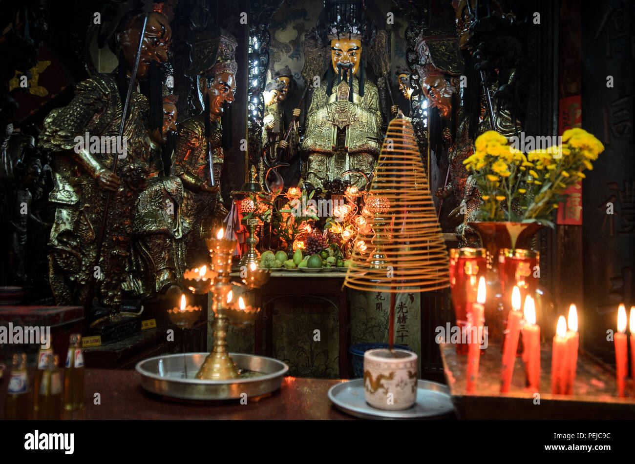 Bougies et d'encens à brûler un petit lieu de culte à l'Empereur de Jade dans le Da Kao district de Ho Chi Minh Ville, Vietnam. Le temple chinois était buil Banque D'Images