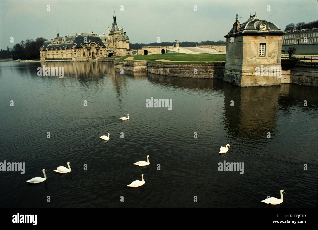 Le Chateau De Chantilly Est Un Chateau Historique Situe Dans La Ville De Chantilly France A Environ 50 Kilometres 30 Milles Au Nord De Paris Le Site Est Compose De Deux Batiments
