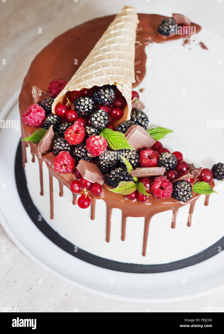 Gâteau de fête avec du chocolat et de baies dans une gaufre horn. Banque D'Images