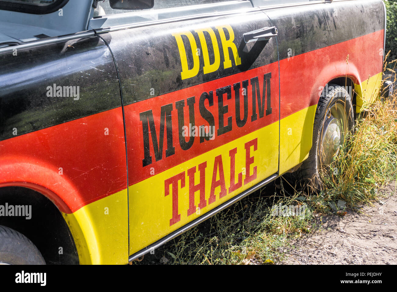 L'arabette, Saxe-Anhalt, Allemagne, le 12 juillet 2018 : vieux laid sale avec Trabant rouge-noir-or peinture comme publicité pour le Musée de la RDA, l'Arabette, libre. Banque D'Images