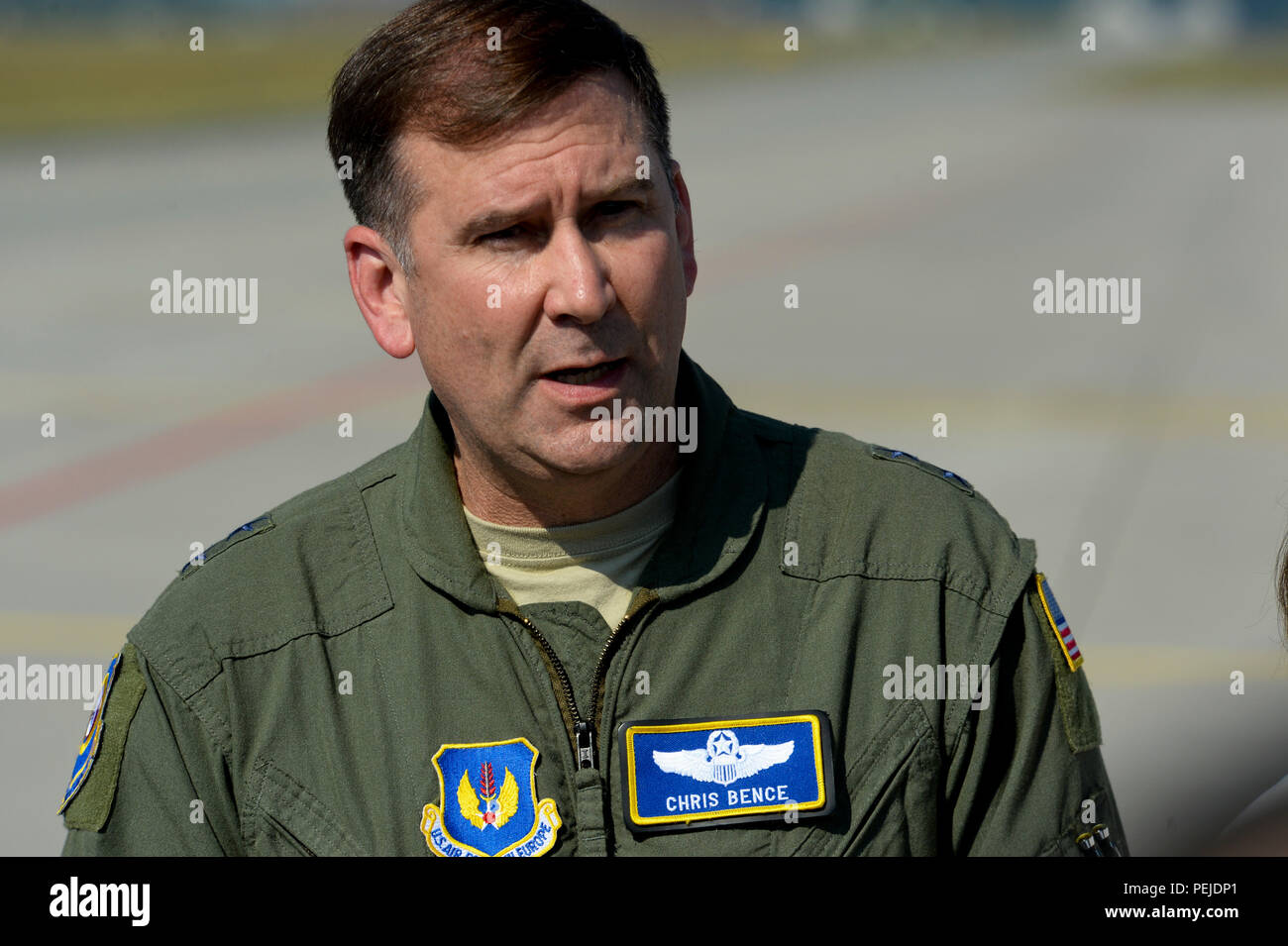 U.S. Air Force, le général Christopher Bence, 3e et 17e de la Force aérienne La Force aérienne expéditionnaire vice-commandant, prend la parole lors d'une conférence de presse sur la piste à la base aérienne de Lask, Pologne, le 31 août 2015. L'examiné le premier F-22 déploiement de la formation à l'Europe et est financé par l'Initiative de l'assurance, qui est destiné à accroître la capacité, l'état de préparation et la réactivité des forces de l'OTAN en partie par la force de rotation de financement présence en Europe de l'Est. (U.S. Photo de l'Armée de l'air par le sergent. Joe W. McFadden/libérés) Banque D'Images