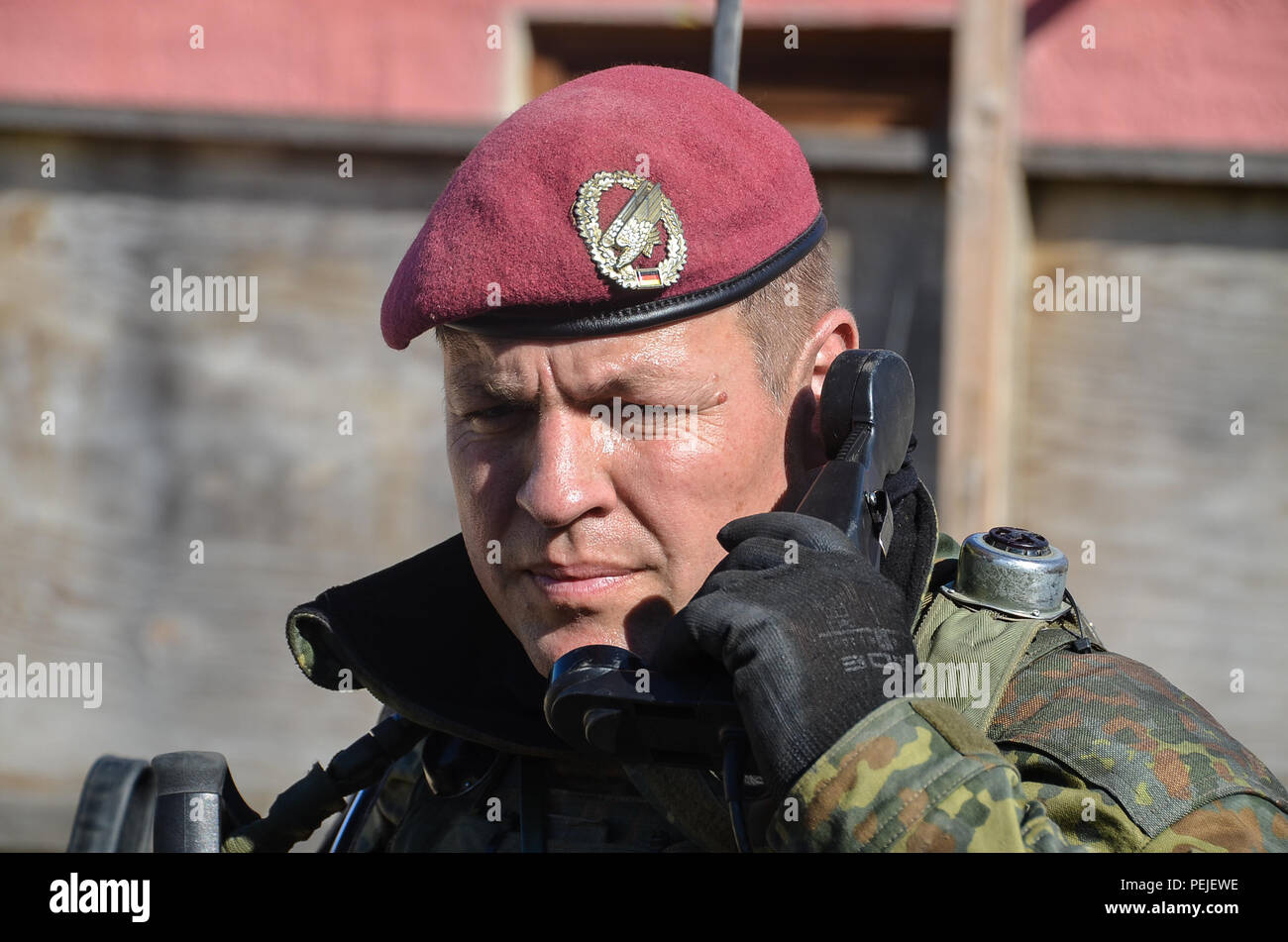 Le capitaine de l'armée allemande Petzoldt Hannes de 6e Compagnie 31e Parachute Infantry Regiment communique par radio avec ses soldats lors de l'exercice Réponse rapide 15 à la commune de l'armée américaine dans le centre de préparation multinationales Hohenfels, Allemagne, 30 août 2015. Le but de cet exercice est de mener des activités de formation conjointes et combinées afin d'évaluer le niveau de la brigade et du bataillon d'exécution out-stratégique en charge conjointement avec les pays partenaires par le biais d'une base d'étape intermédiaire. Réponse rapide 15 est le plus gros de l'armée américaine dans l'événement de formation combiné en Europe depuis la fin de la Co Banque D'Images