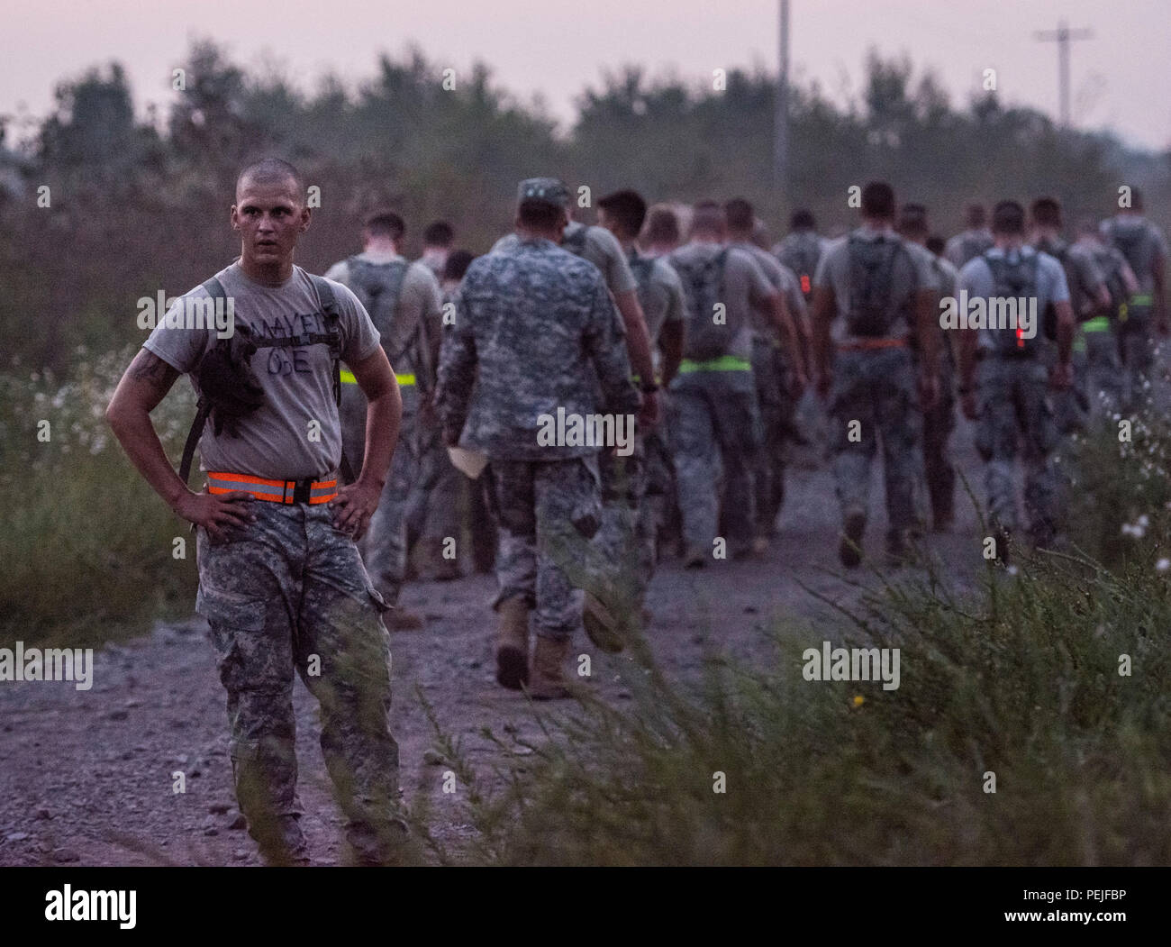 Un ingénieur de combat de la réserve de l'armée américaine de la 382nd Engineer Company repose après avoir terminé une course de deux miles pour le test de condition physique de l'armée à Sapper Stakes 2015, Fort Chaffee, Arkansas, le 31 août. Les soldats portent des bottes de combat et des uniformes lorsqu'ils effectuent des courses, des pompes, des sit-ups et des exercices tactiques. L'exercice développe l'endurance, le leadership, le travail d'équipe, la compétence de tâche de guerrier de l'Armée, la résilience, la compétence technique, la cohésion et la préparation générale du génie de combat pour les unités des 416e et 412e commandements du génie de théâtre. Banque D'Images