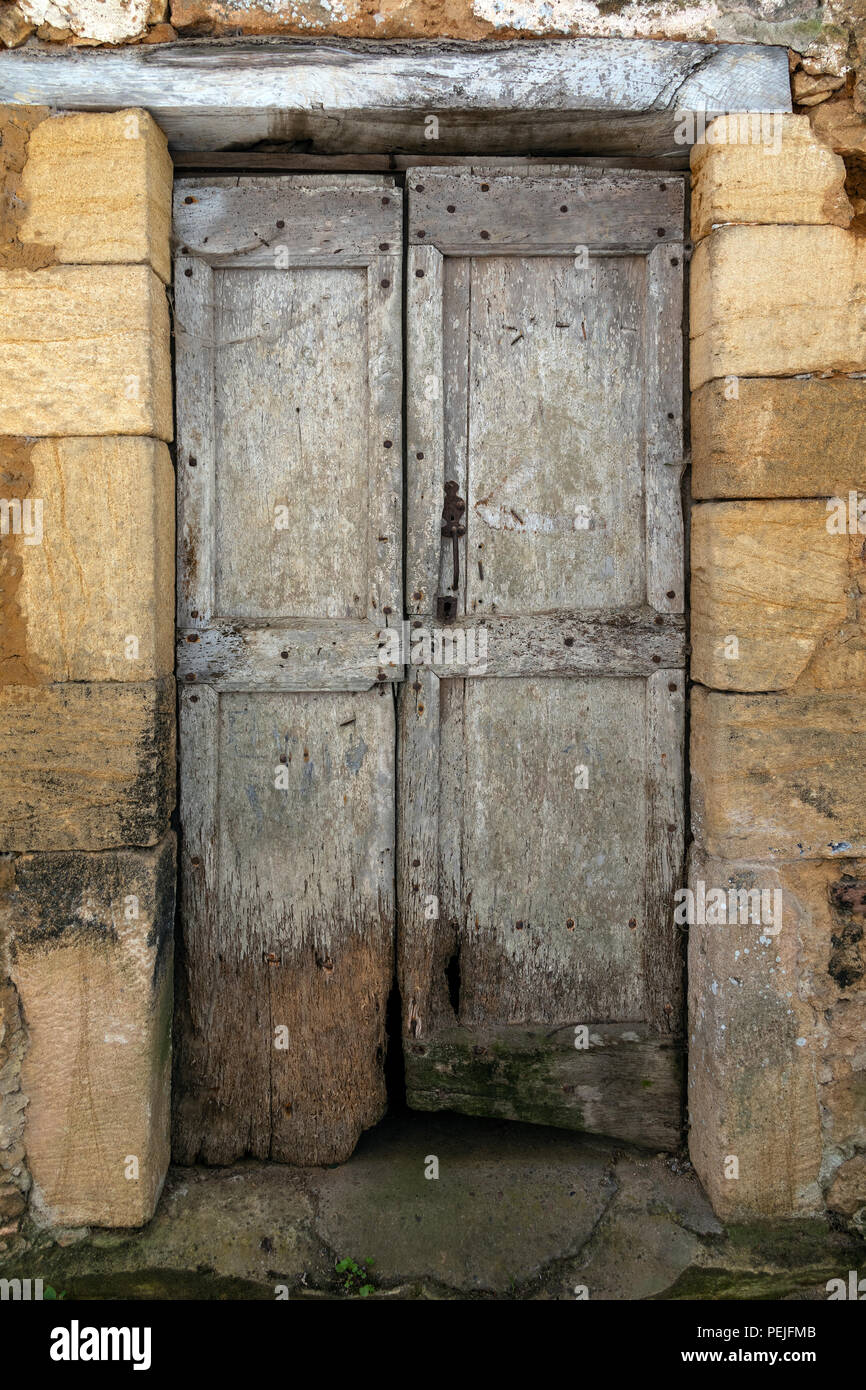 Une ancienne porte médiévale dans le château de Montfort - un château dans la commune de Vitrac dans la région de la Dordogne Banque D'Images