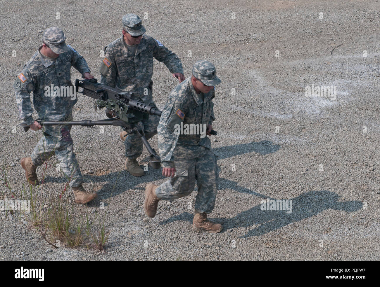 Réserve de l'Armée américaine du génie de combat de la 680e compagnie du génie de Webster, N.Y., exécutez tout en portant un M2 de calibre 50 lors d'une arme à feu au relais 2015 Sapeur Stakes à Fort Chaffee, Ark., 31 août. (U.S. Photo de l'armée par le sergent. Debralee Meilleur) Banque D'Images