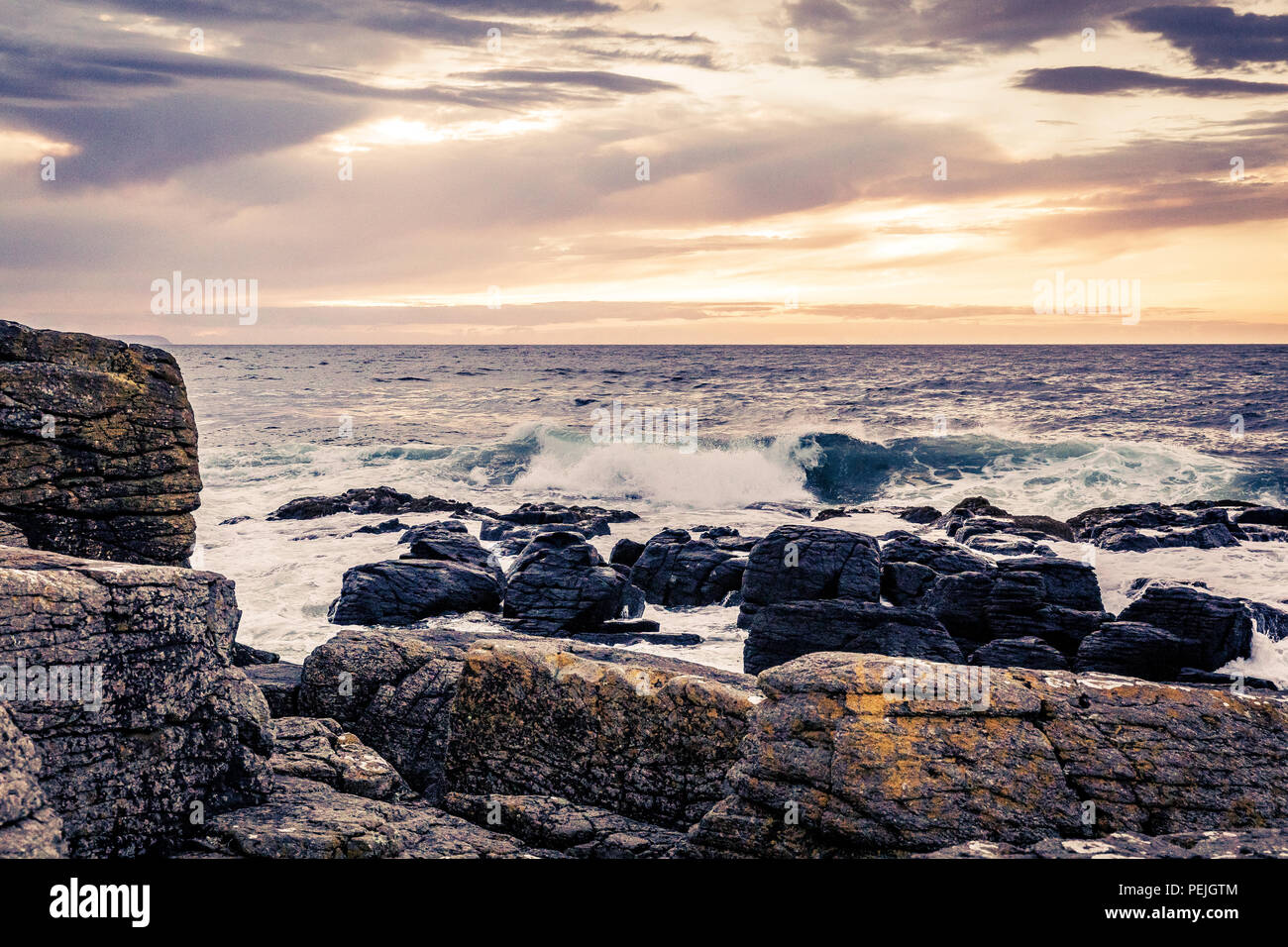Le littoral à Ballintoy, Co, d'Antrim, en Irlande du Nord un jour d'été Banque D'Images