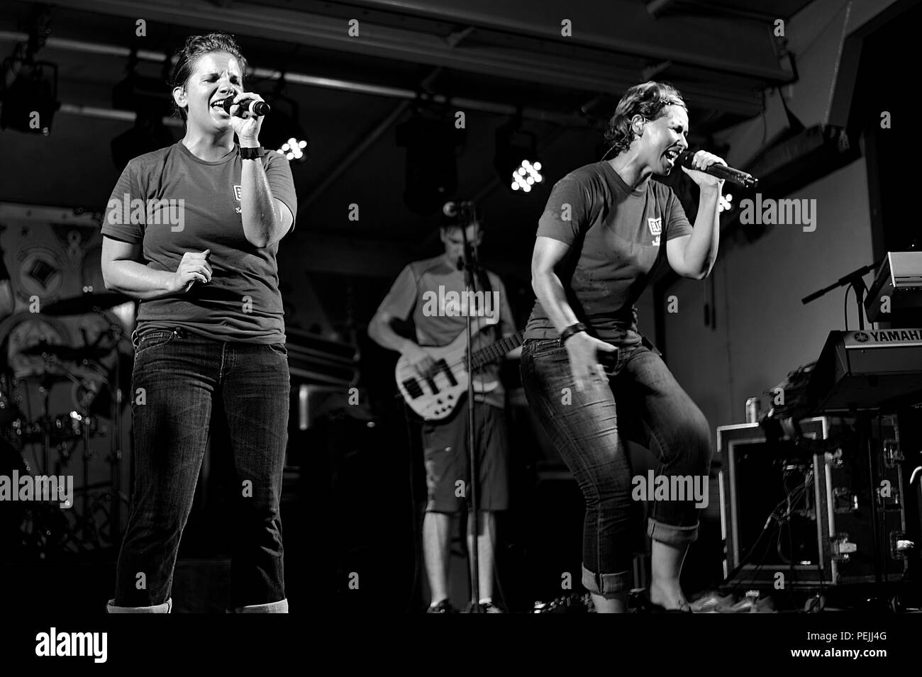 Melissa Lackore Senior Airman, gauche, et le sergent. Michelle Hooper, Air Forces Central Command bande chanter pour les militaires lors d'un concert dans un endroit inconnu en Asie du Sud-Ouest, le 29 août 2015. Le groupe utilise la musique comme un outil pour stimuler le moral des troupes. (U.S. Photo de l'Armée de l'air par le sergent. Emerson Nuñez/libérés) Banque D'Images