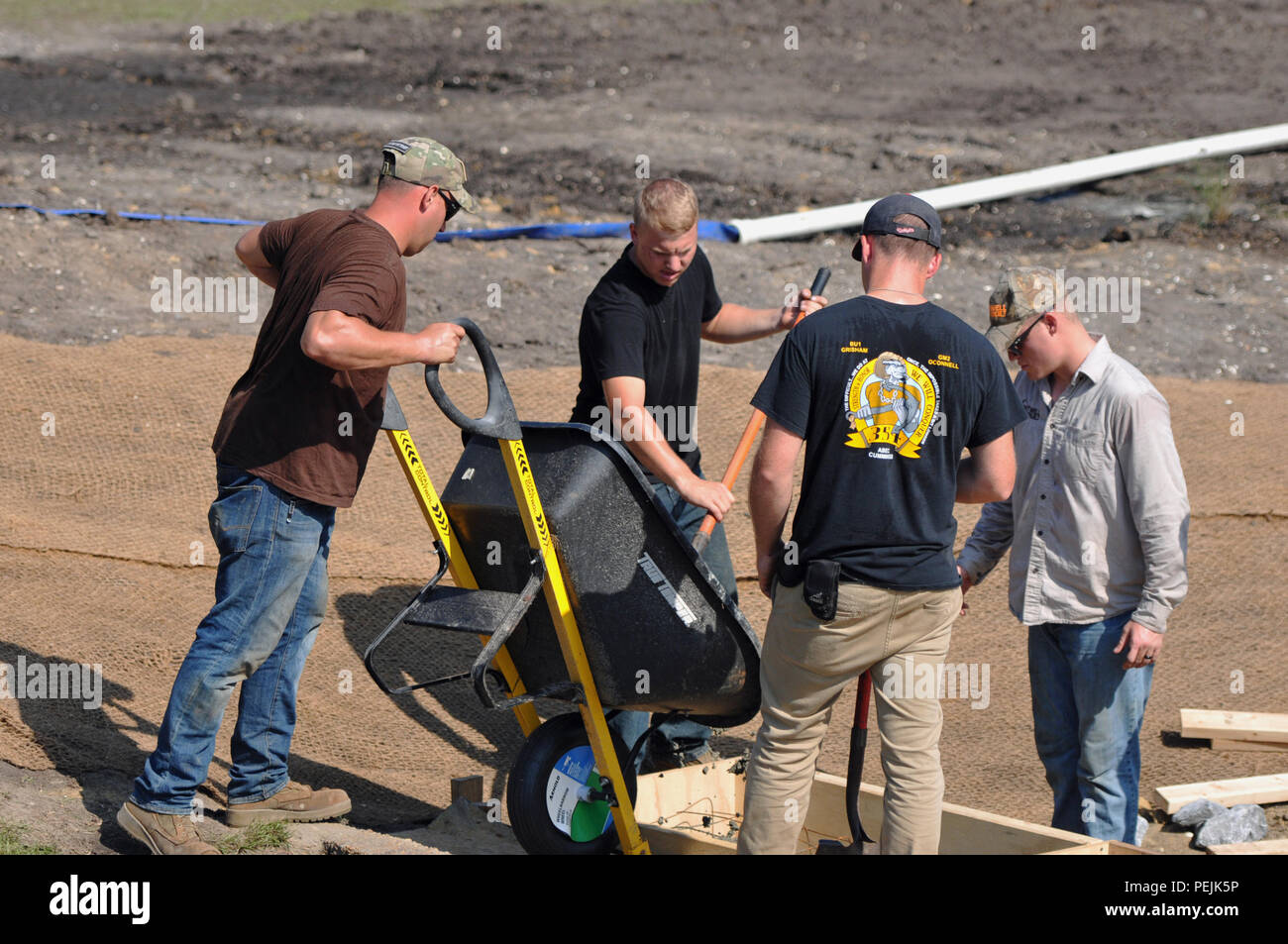 Mobile Naval Construction Battalion 133 Seabees, Builder 2e classe Cole Schilz, Builder, Utilitiesman Constructionman Cody Brost Justin Construction Guerrero, et Builder Constructionman Justin Reeves couler le béton en un 12 pied cube fort tout en coffrage Diamondhead Canardière Projet de démonstration au Diamondhead, mademoiselle ces quatre Seabees en partenariat avec Gulf Coast Community Design Studio pour l'aménagement paysager qui inclus la végétation indigène et de panneaux explicatifs pour informer la communauté de la façon dont ils pourraient utiliser des espèces de plantes à leurs propres maisons. Banque D'Images