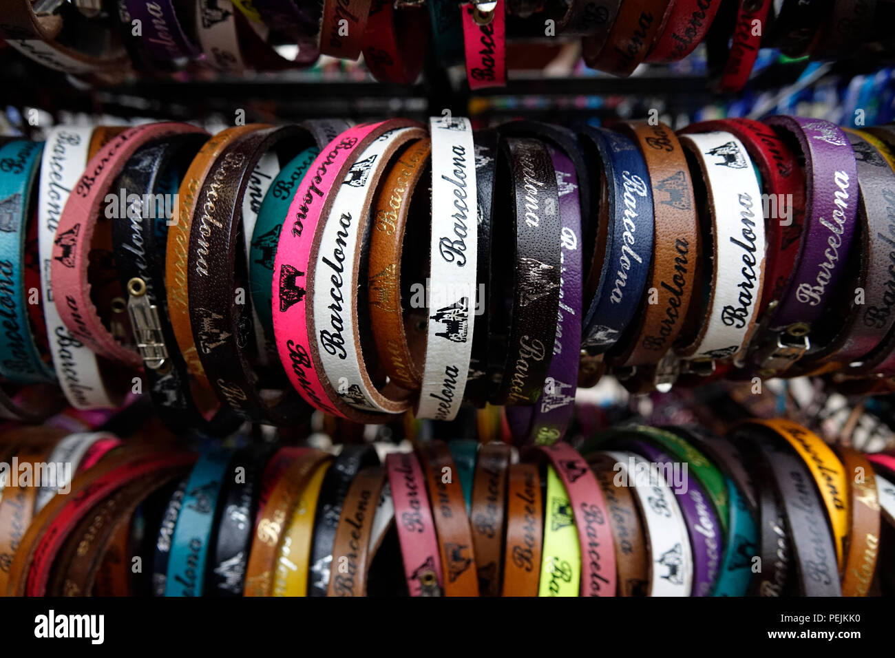 Affichage des Bracelets en cuir de souvenirs avec écrit sur Barcelone pour vendre des souvenirs Banque D'Images
