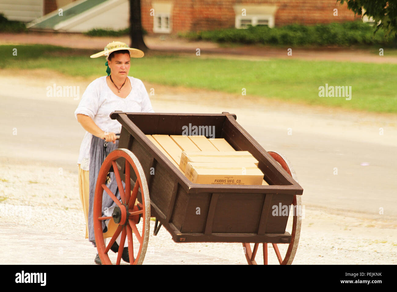 Reenactor femme dans la ville coloniale de Williamsburg, Virginie Banque D'Images