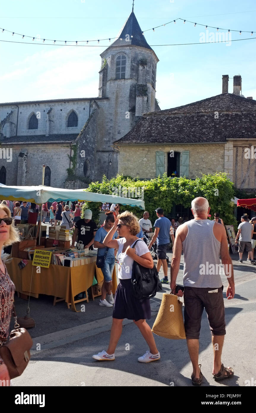 Issigeac marché le dimanche, dans le sud-ouest de la France et classé dans le top dix marchés du dimanche en France. Banque D'Images