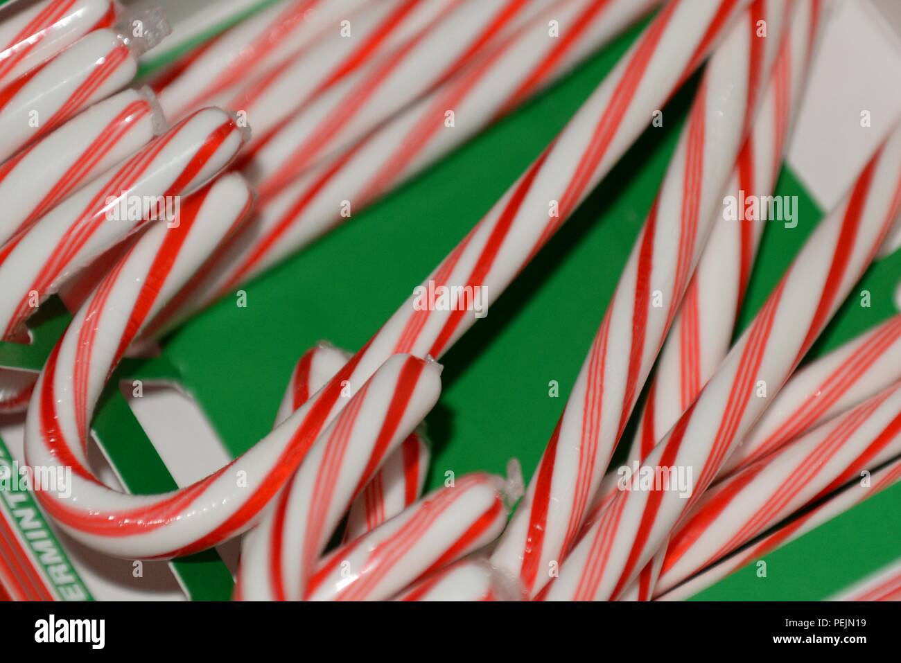 Lors de la cérémonie d'illumination des arbres à la base aérienne Seymour Johnson, Caroline du Nord, le 7 décembre 2015, les enfants reçoivent des cannes en bonbons après avoir été photographiés avec le Père Noël. L'événement comprend un sapin de Noël décoré, de la musique des fêtes et des activités festives pour les familles et les membres du service. La distribution de friandises, de photos et de divertissements saisonniers améliore le moral, l'engagement communautaire et le plaisir de la famille pendant la célébration des fêtes. Banque D'Images