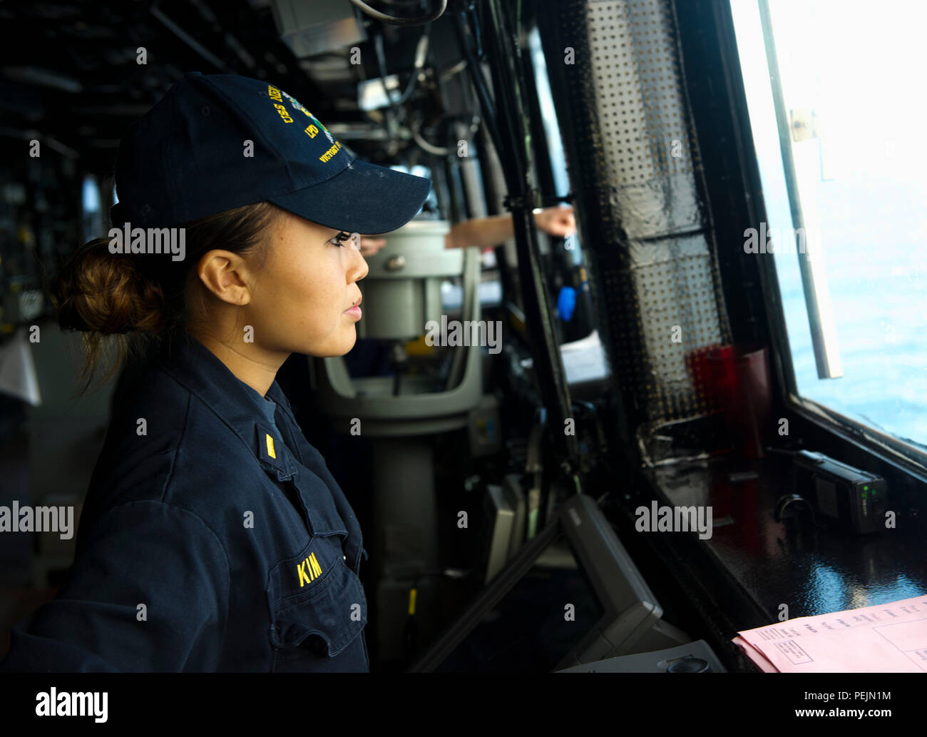 151207-N-GR718-022 OCÉAN PACIFIQUE (Dec.7, 2015), l'étoile Elissa Kim monte la garde sur le pont du quai de transport amphibie USS New Orleans (LPD 18) au cours d'une période en cours au large de la côte de Californie du Sud. La Nouvelle Orléans fait partie de la groupe amphibie Boxer (ARG), qui est au large de la côte de Californie du Sud réalisation d'un exercice de certification (CERTEX). CERTEX est l'évaluation finale de la 13e Marine Expeditionary Unit (MEU) et 13ème ARG Boxer avant le déploiement et est destiné à certifier qu'ils étaient prêts à mener des missions intégrées dans tout le spectre des opérations militaires oper Banque D'Images