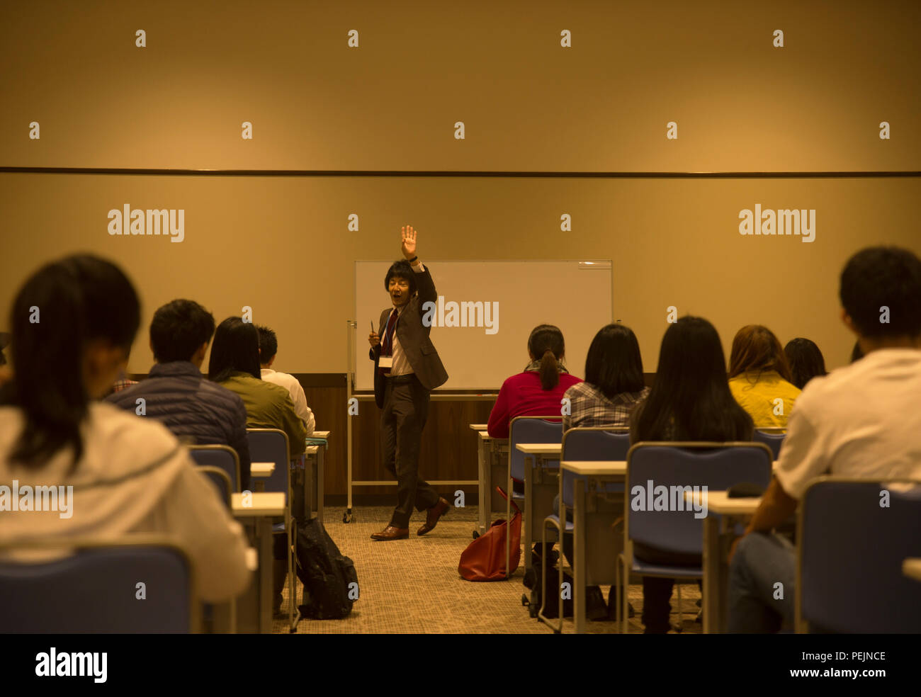 Ichiro Umehara Donne Une Conference Sur Les Differences De Communication Americains Et Japonais Pendant Un Cours D Anglais Le 5 Novembre A L Aeon Mall A Rycom Chatan Okinawa Japon Le Statut Des Forces