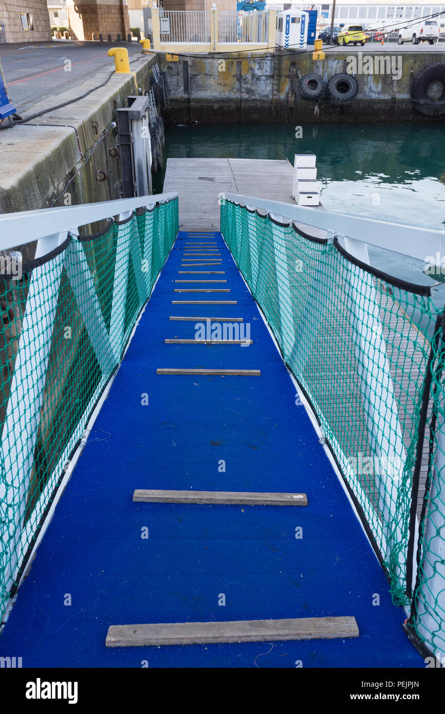 Passerelle menant à l'eau dans le port Banque D'Images