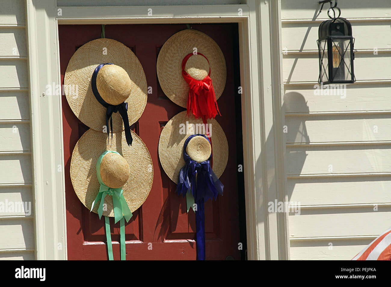 La décoration des chapeaux de paille porte dans la ville coloniale de  Williamsburg Photo Stock - Alamy